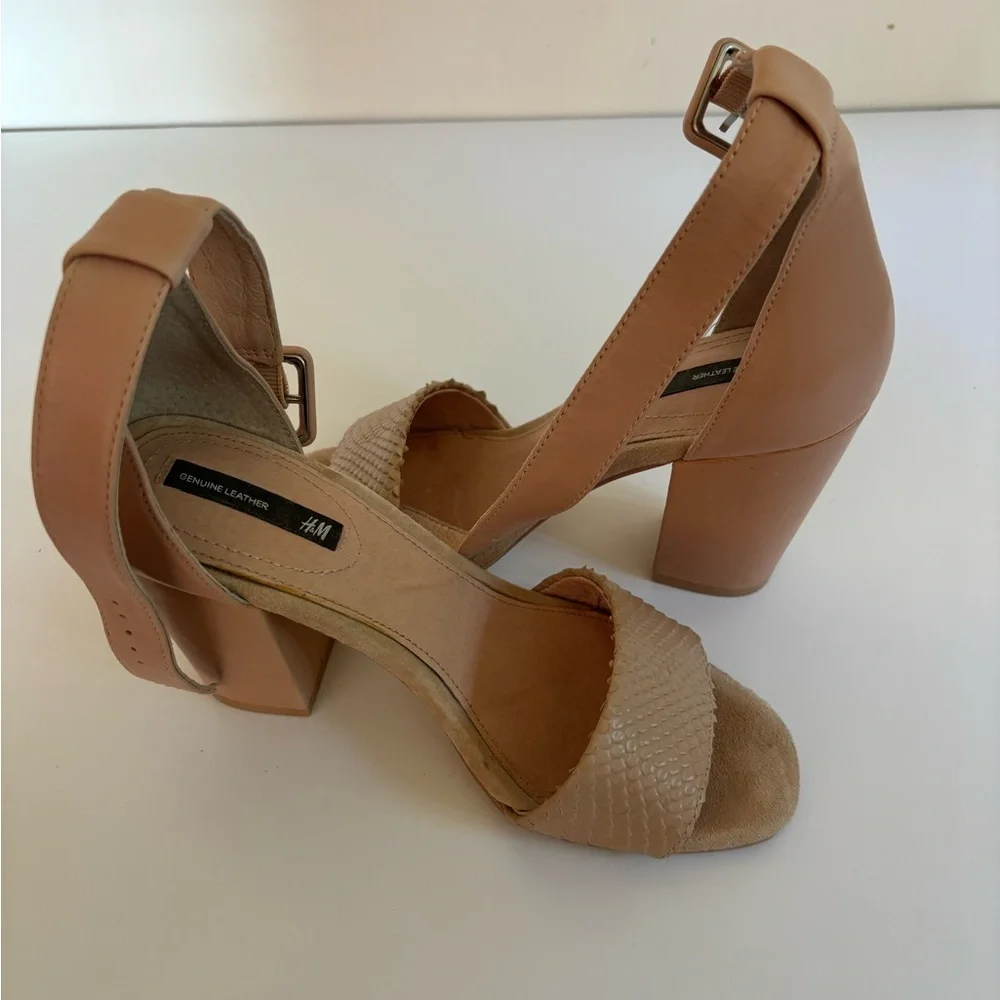 H&M blush leather sandals with 3 1/2 inch block heels and buckled straps Size 6 - Picture 3 of 7